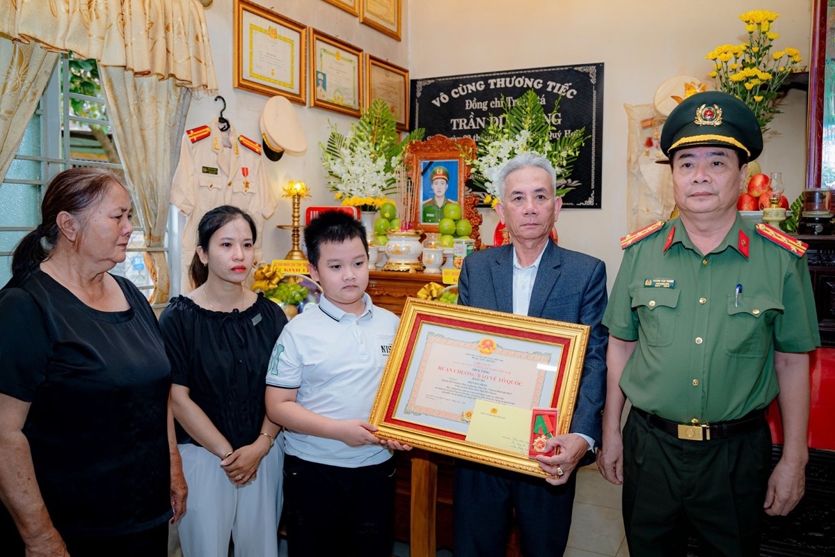Truy tặng Huân chương Bảo vệ Tổ quốc cho Trung tá công an hy sinh khi làm nhiệm vụ