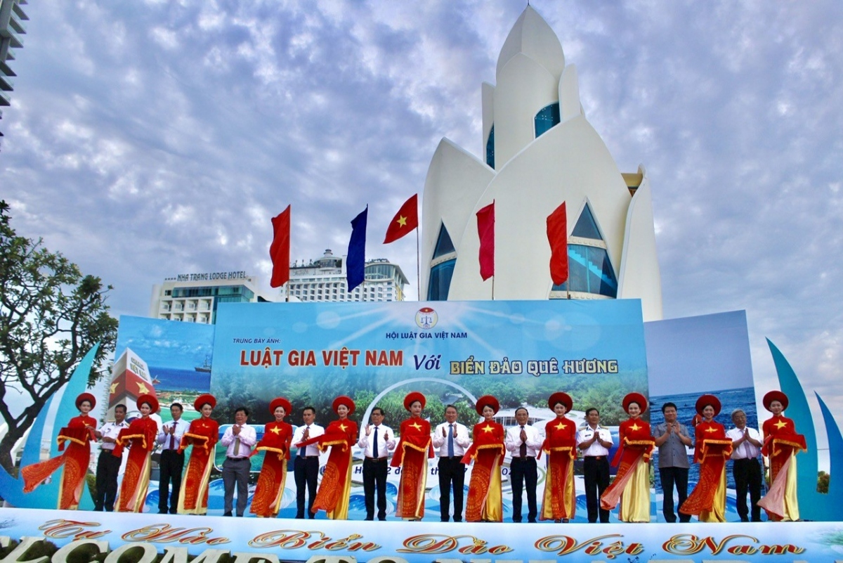 photo exhibition affirms vietnam s sovereignty over paracel, spratly islands picture 1