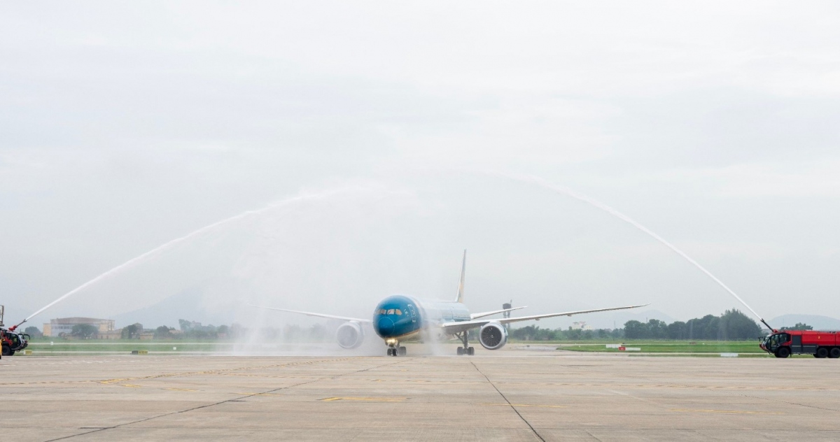 vietnam airlines receives boeing 787-10 dreamliner picture 1