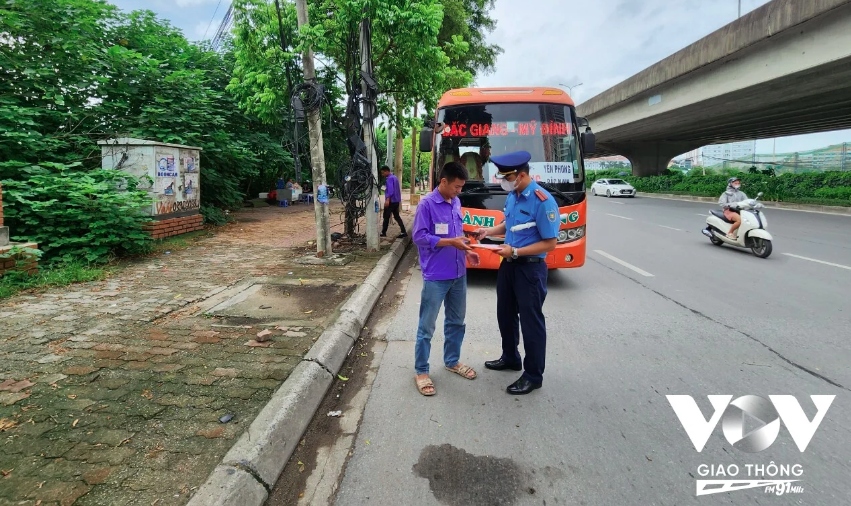 Phân luồng xe khách đi làn trong cùng, có chặn được xe dù bến cóc lộng hành