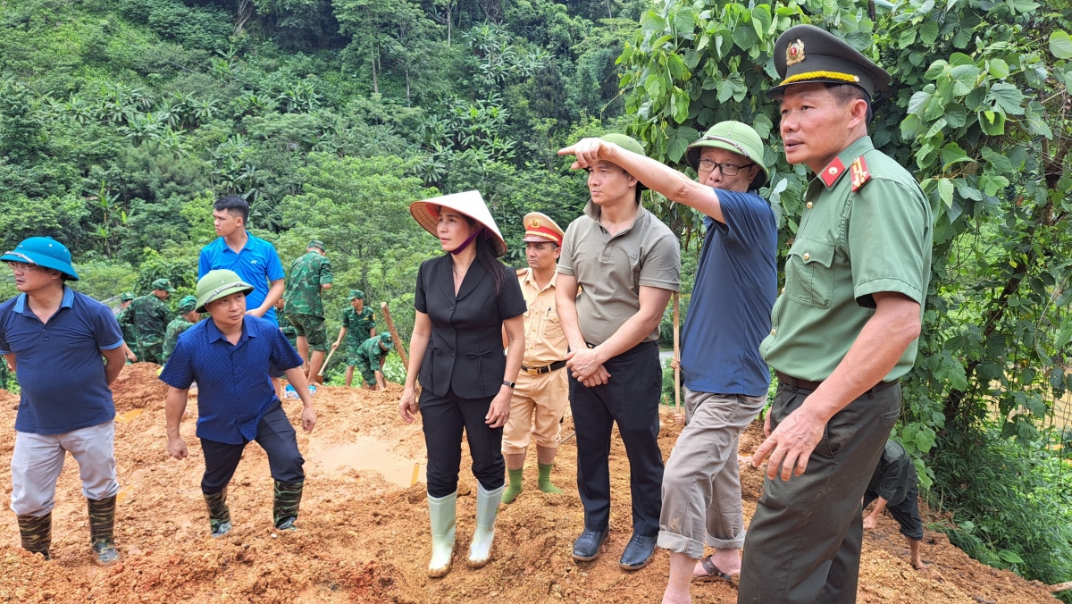 hien truong tim kiem nguoi mat tich trong vu sat lo o ha giang hinh anh 1