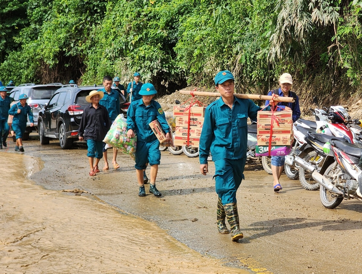 Giúp người dân Mường Pồn vượt qua khó khăn sau trận lũ quét lịch sử