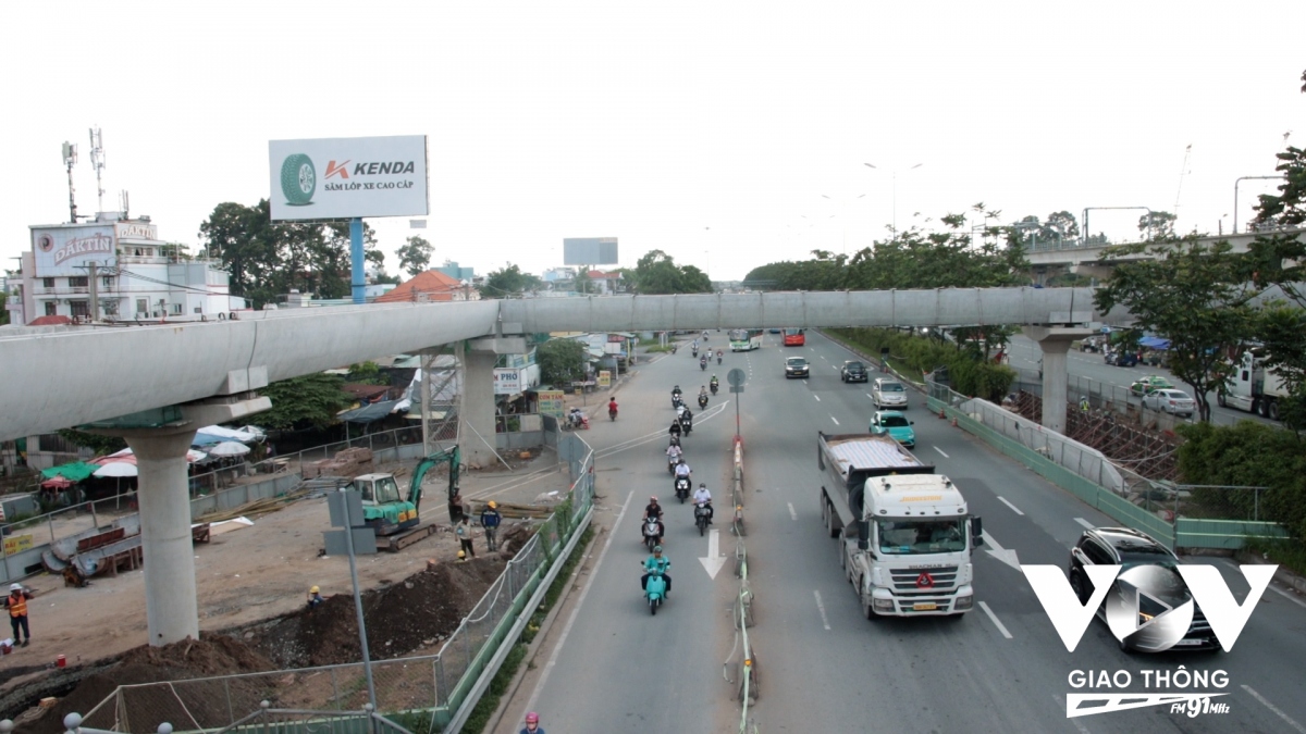 Đẩy nhanh tiến độ hoàn thành 9 cầu bộ hành nối ga Metro Bến Thành Suối Tiên