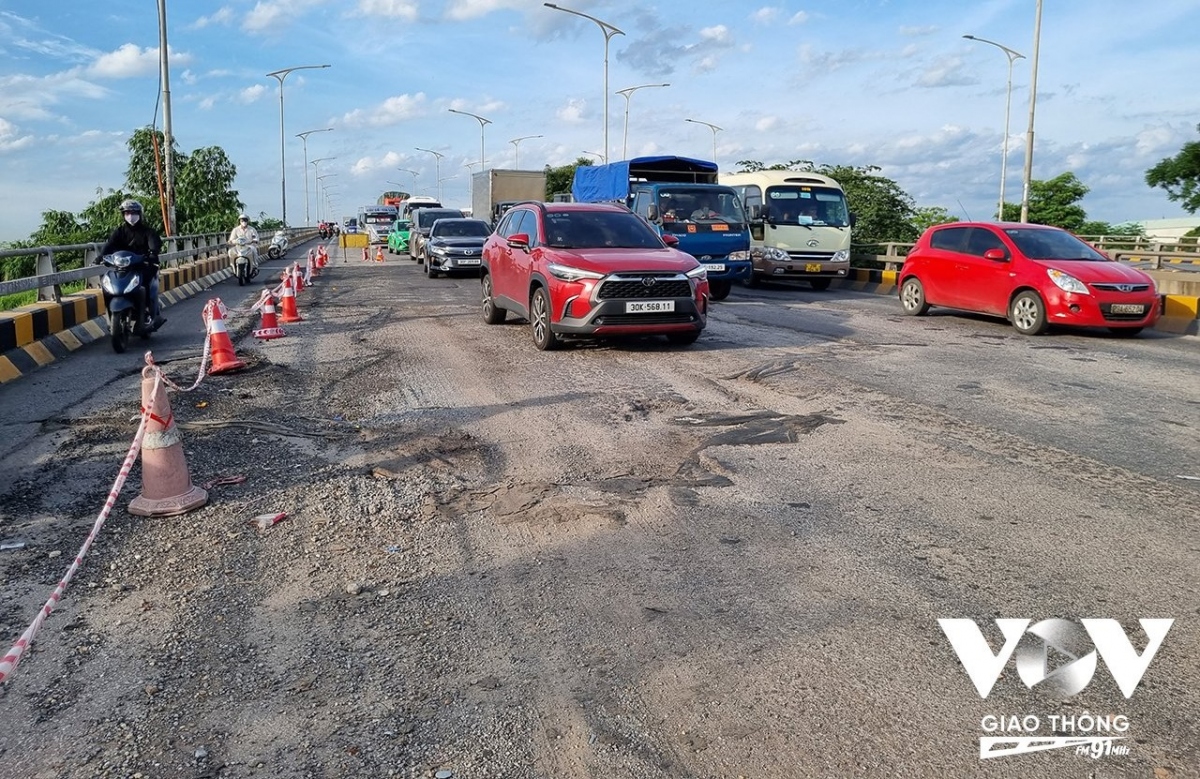 Cầu Phù Đổng bong tróc, người tham gia giao thông rón rén đi lại