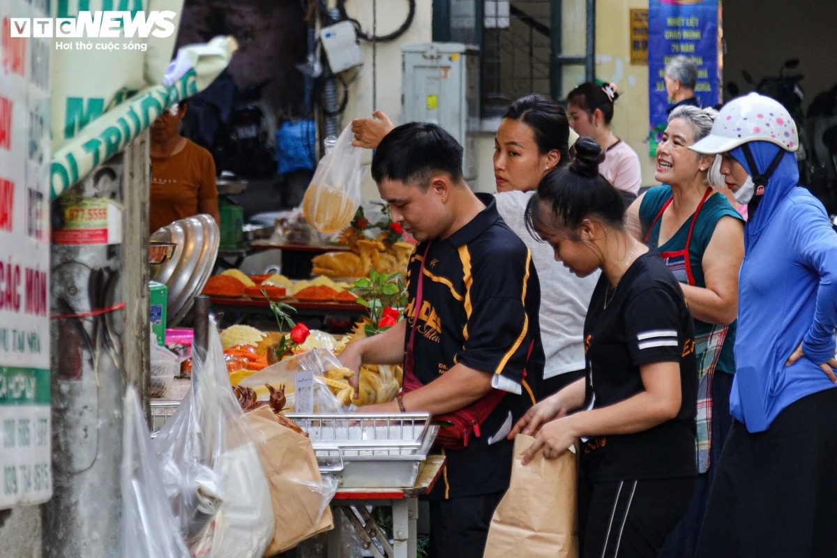 Do le ram thang 7 hut khach, nuom nuop nguoi mua hinh anh 2