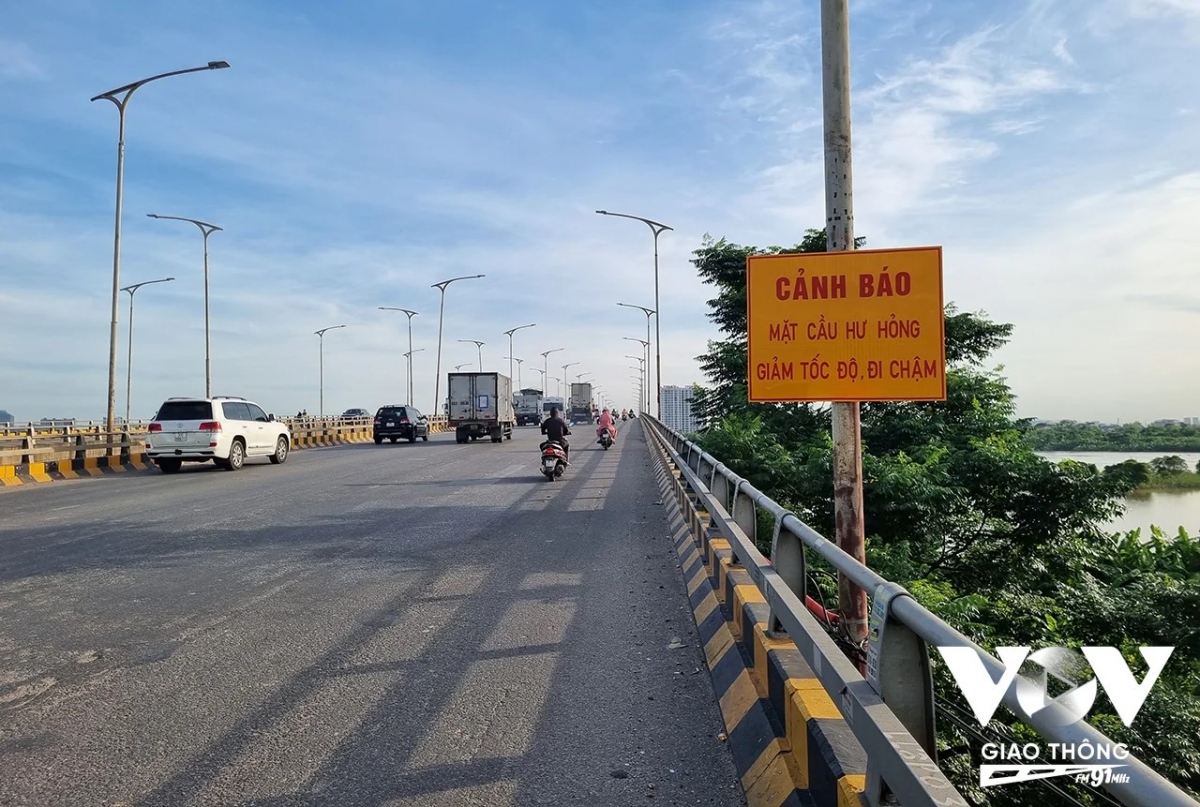 cau phu Dong bong troc, nguoi tham gia giao thong ron ren di lai hinh anh 4