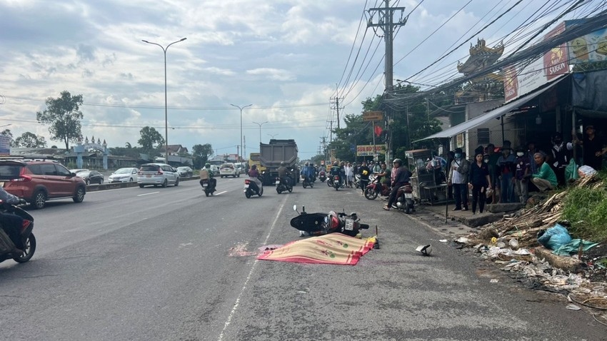 co gai tu vong sau va cham voi xe dau keo tren quoc lo 51 hinh anh 1