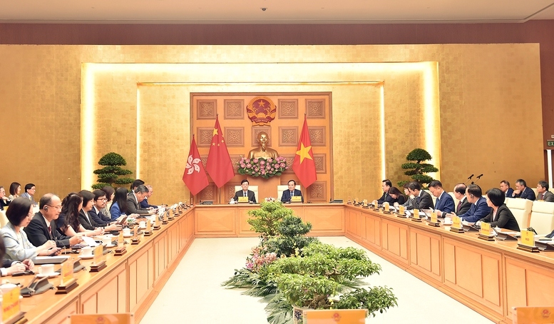 deputy pm luu quang hold talks with hong kong chief executive picture 1