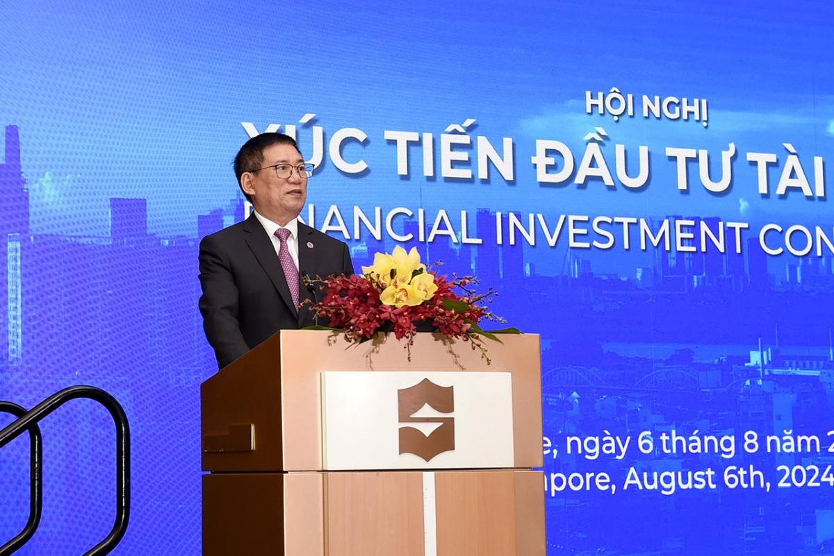 finance minister introduces vietnam s stock market potential in singapore picture 1