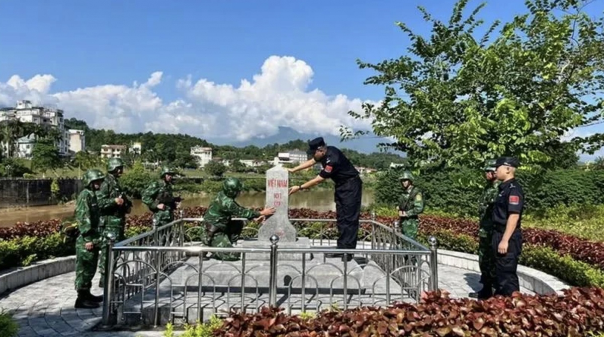 vietnamese, chinese law enforcement forces conduct joint patrol picture 1