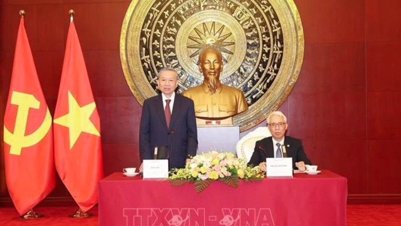 Top leader visits Vietnamese Embassy, meets with OVs in Beijing