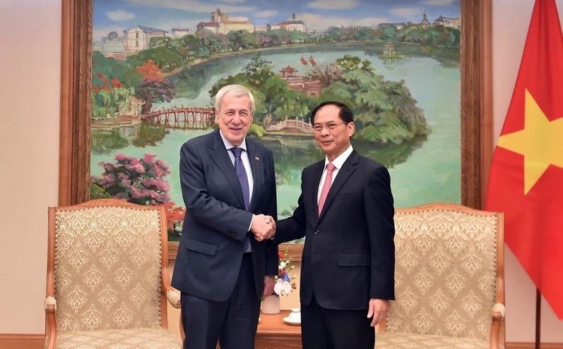 vietnam treasures relations with chile deputy pm picture 1