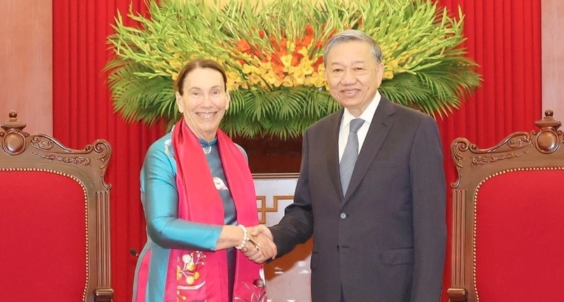 top leader of vietnam welcomes president of australian senate picture 1