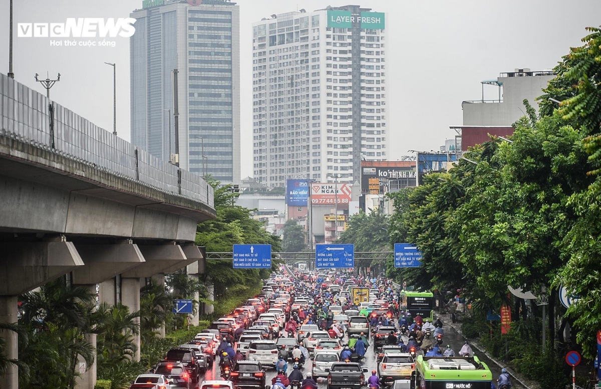 Hà Nội mưa từ đêm đến sáng, xe cộ ùn tắc khắp các ngả đường