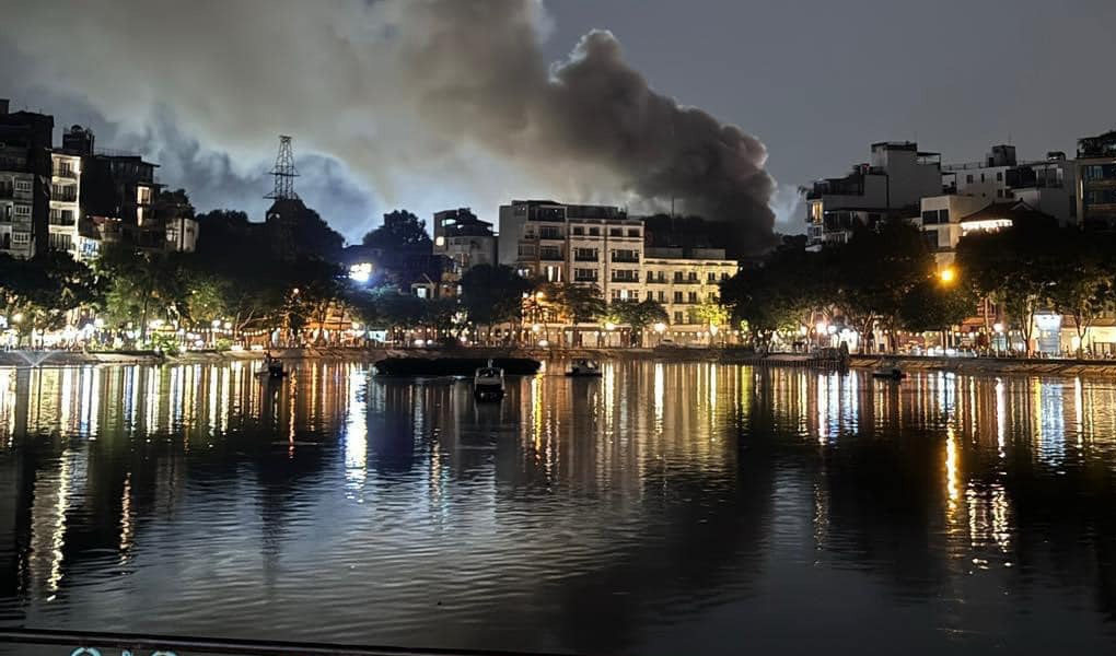 chay du doi tai quan bar tren pho pho Duc chinh o ha noi hinh anh 5