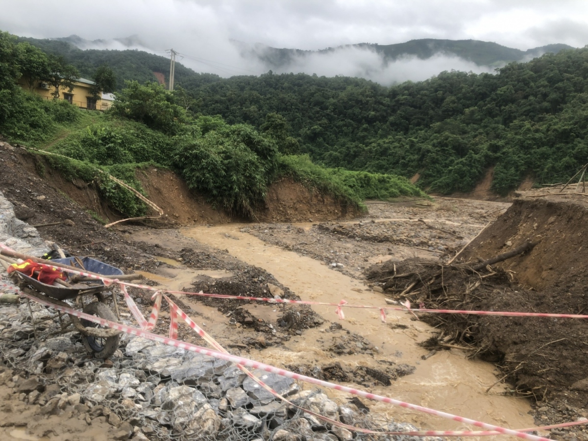 petrovietnam tham hoi, ho tro nguoi dan son la, Dien bien khac phuc hau qua lu hinh anh 6