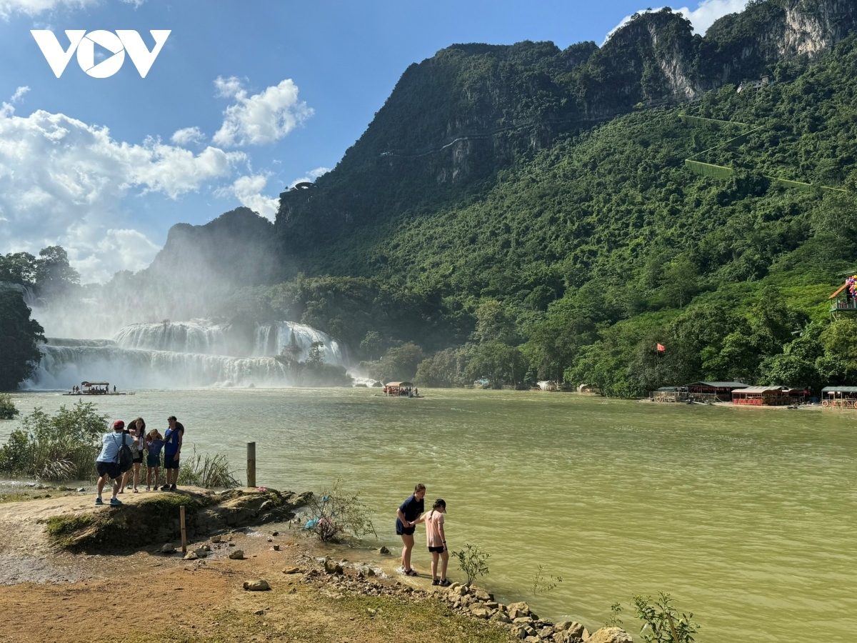 discovering ban gioc waterfall - one of the most beautiful worldwide picture 3