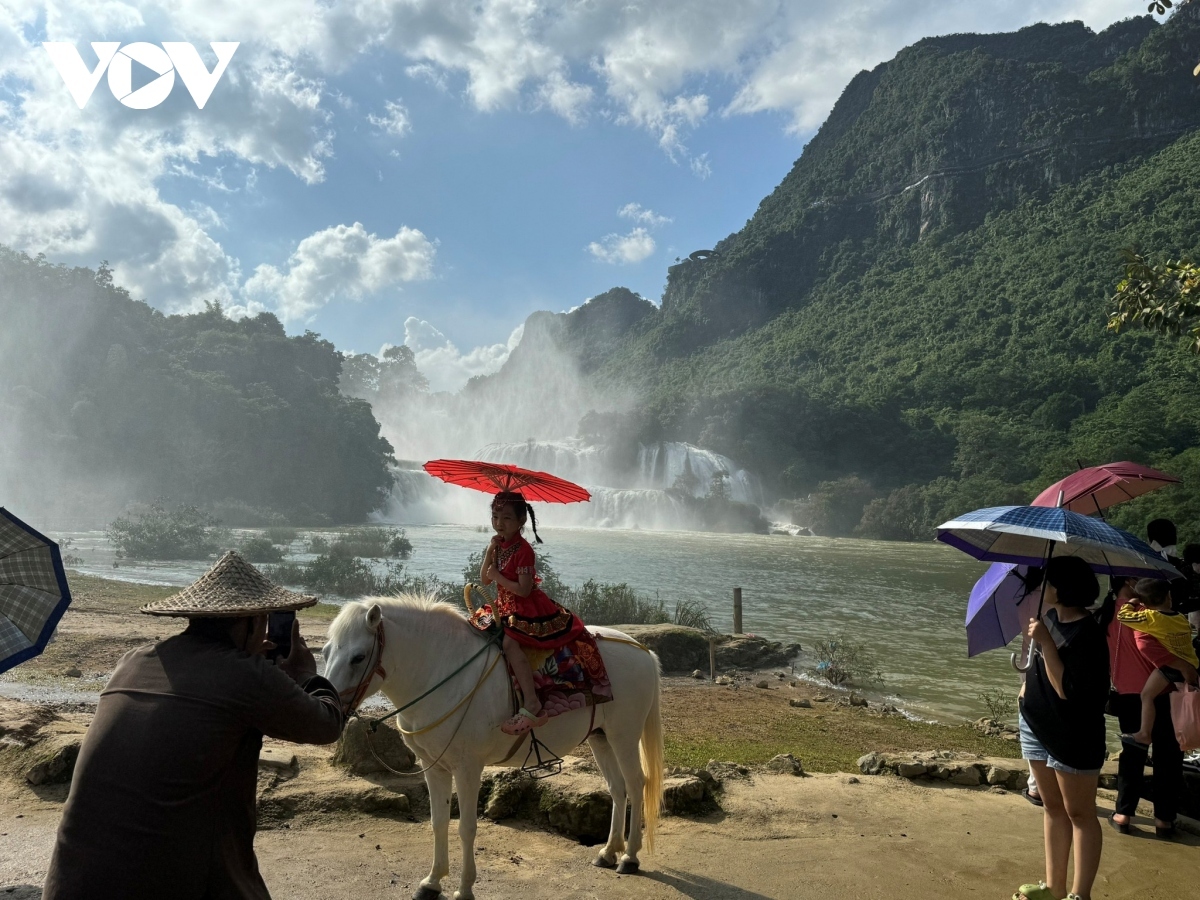 discovering ban gioc waterfall - one of the most beautiful worldwide picture 6