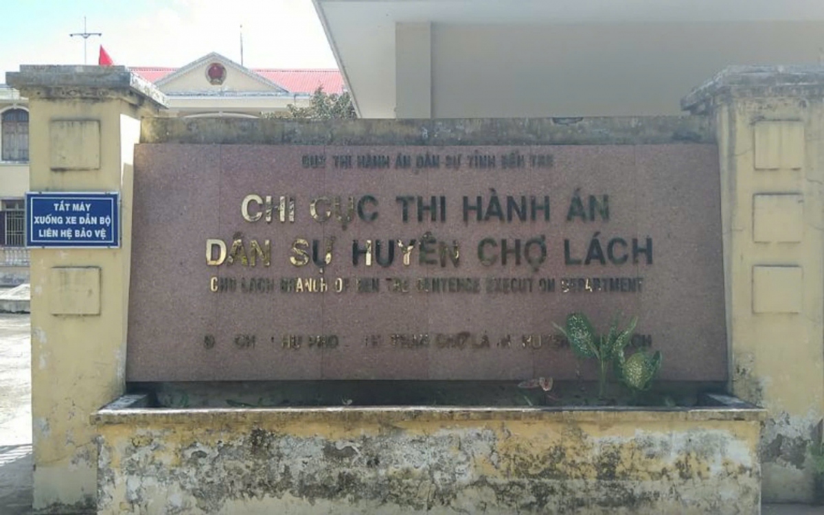 nhan hoi lo, chi cuc truong chi cuc thi hanh an dan su huyen cho lach bi bat hinh anh 1