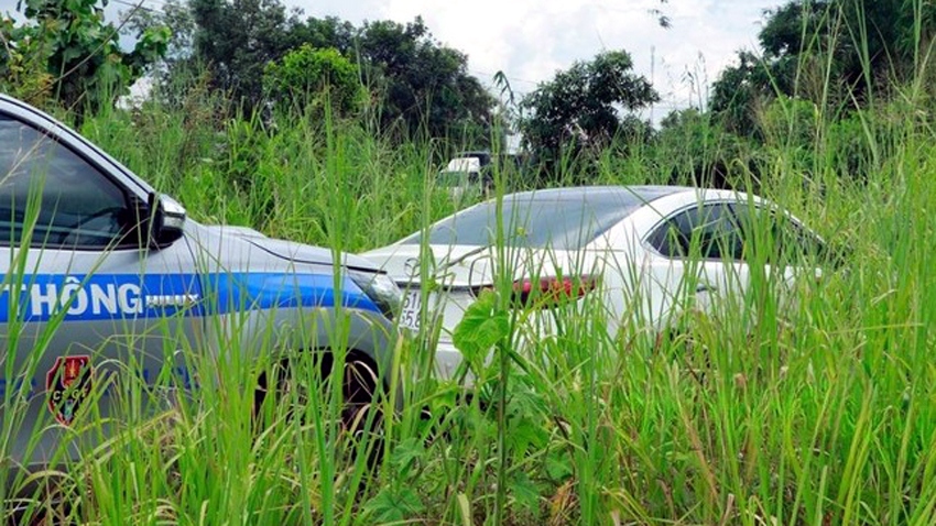 Cảnh sát giao thông truy đuổi 20km ô tô mang biển số đẹp không chấp hành hiệu lệnh