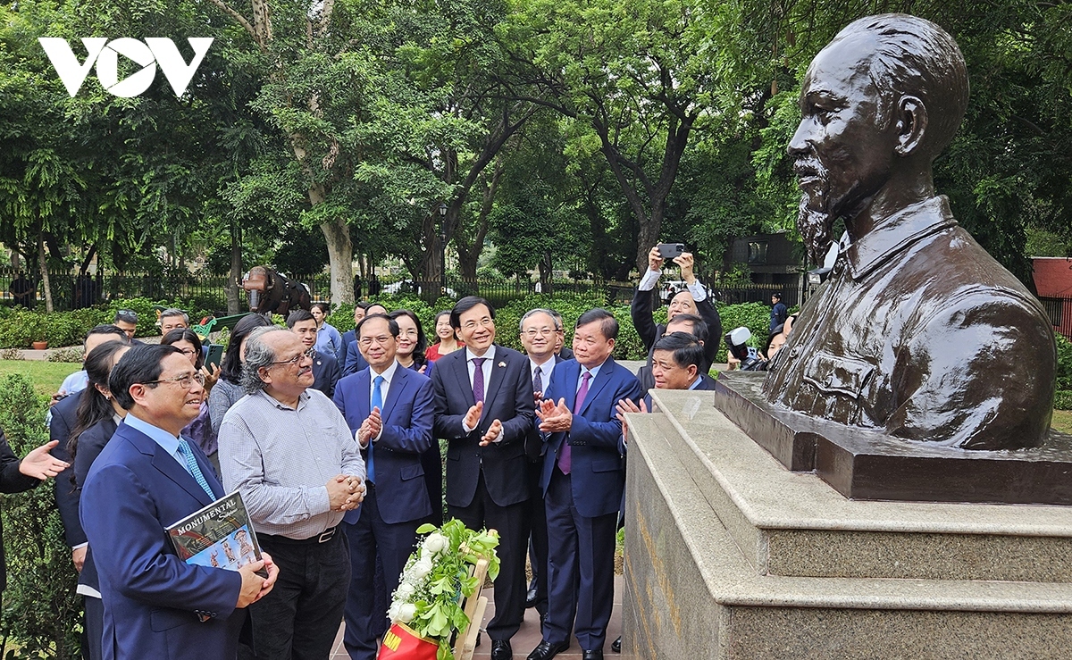 pm pays tribute to president ho chi minh in new delhi picture 1