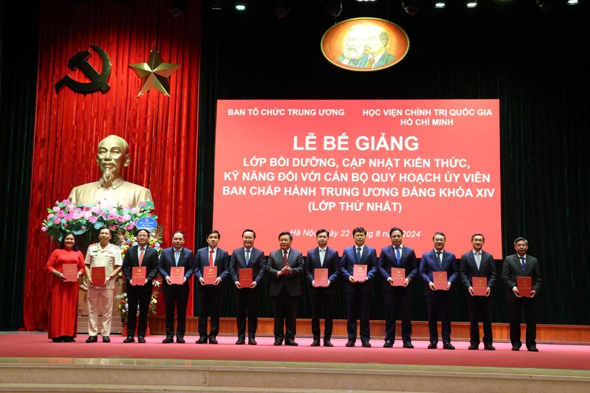 Bế giảng lớp bồi dưỡng, cập nhật kiến thức cho cán bộ quy hoạch TW khóa XIV