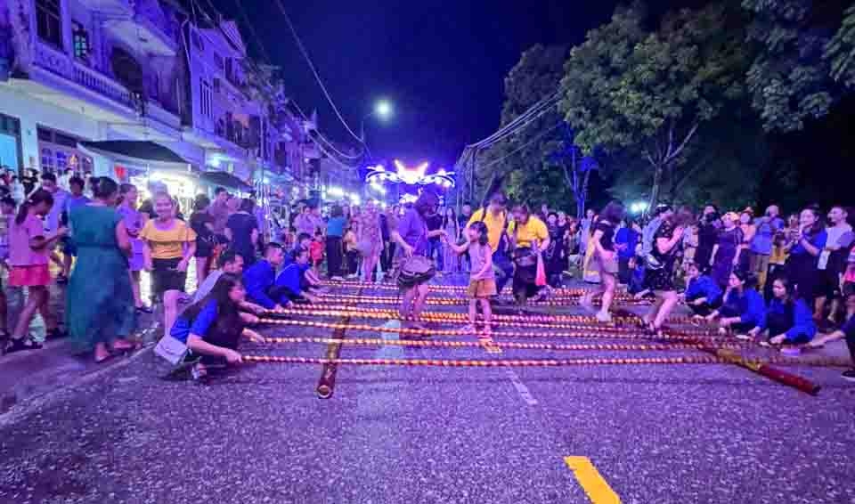 Bắc Kạn khai trương phố đi bộ ven sông Cầu