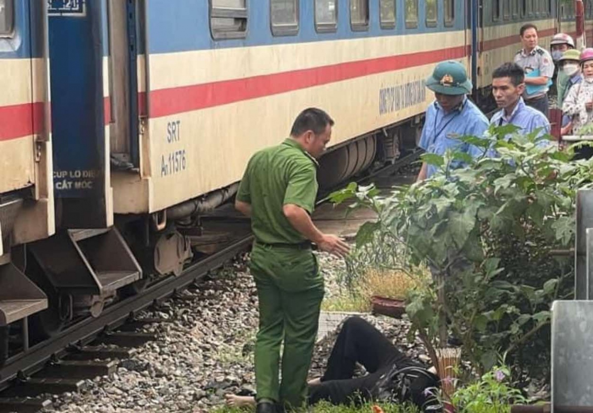 ha noi Dieu tra vu nam thanh nien lao ra giua duong tau dan den tu vong hinh anh 1