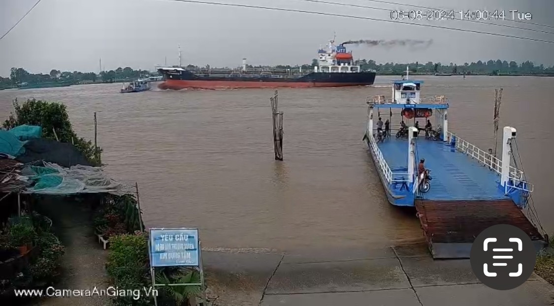 Tàu chở hàng va chạm với phà trên sông Vàm Nao