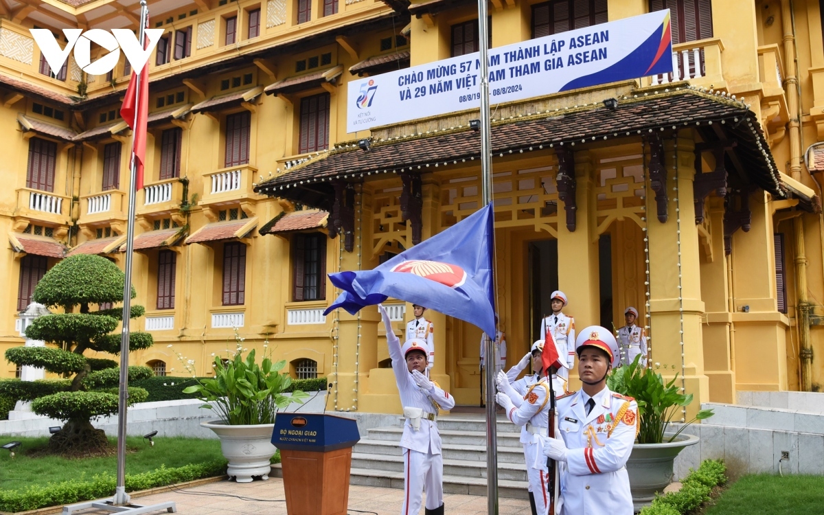 flag hoisting ceremony celebrates asean s 57th founding anniversary picture 6