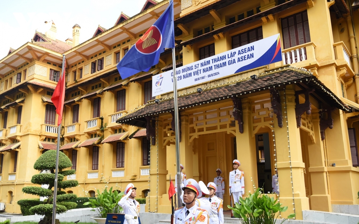 flag hoisting ceremony celebrates asean s 57th founding anniversary picture 8