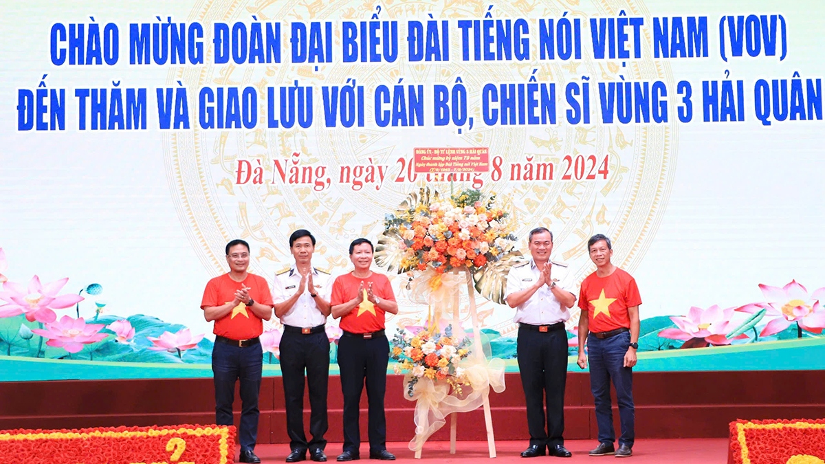 Đoàn công tác VOV giao lưu với cán bộ, chiến sĩ Vùng 3 Hải quân