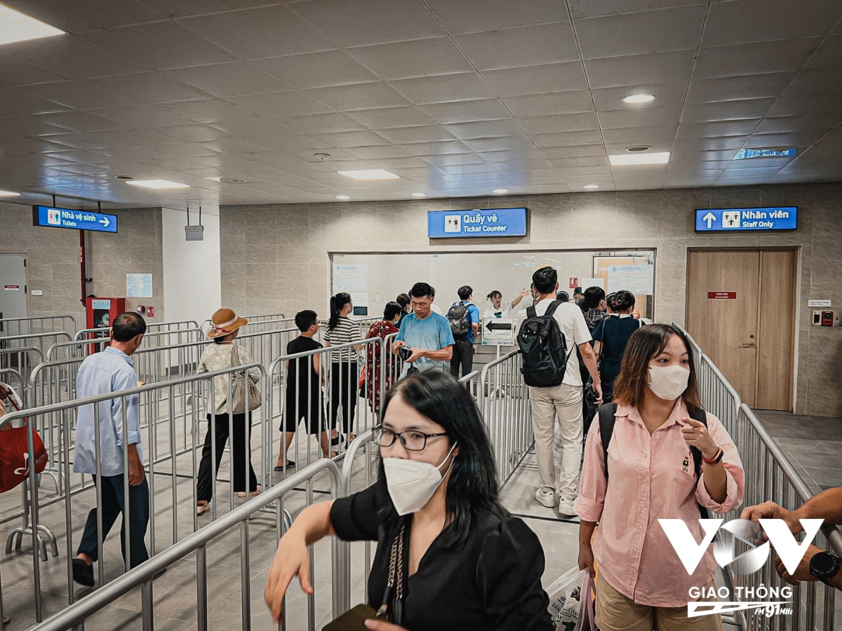 Hết miễn phí, metro Nhổn – ga Hà Nội vẫn thu hút hành khách