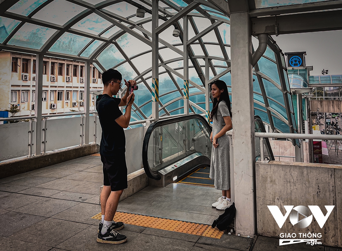 het mien phi, metro nhon ga ha noi van thu hut hanh khach hinh anh 9