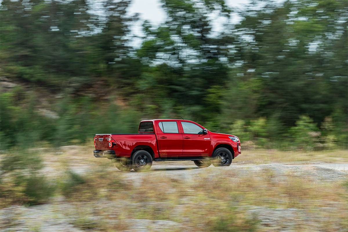 toyota hilux ban tai li lom chinh phuc moi dia hinh hinh anh 1