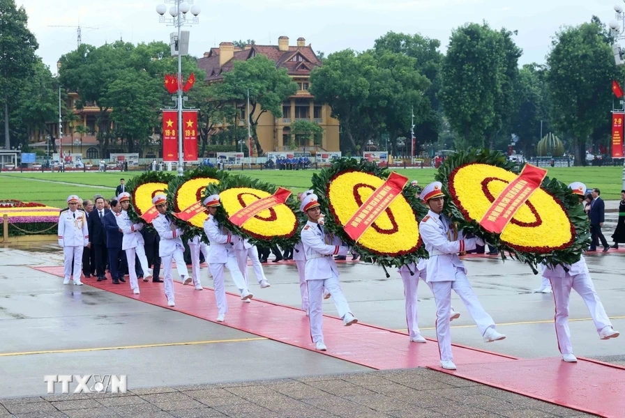 lanh dao Dang, nha nuoc vao lang vieng chu tich ho chi minh nhan dip quoc khanh hinh anh 1