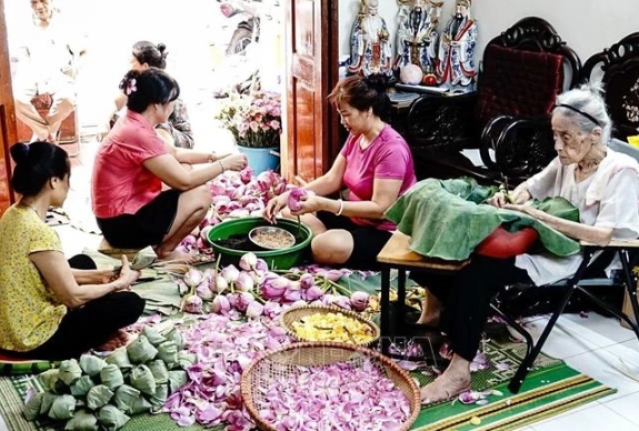 Lotus-scented tea making craft among national intangible cultural heritage