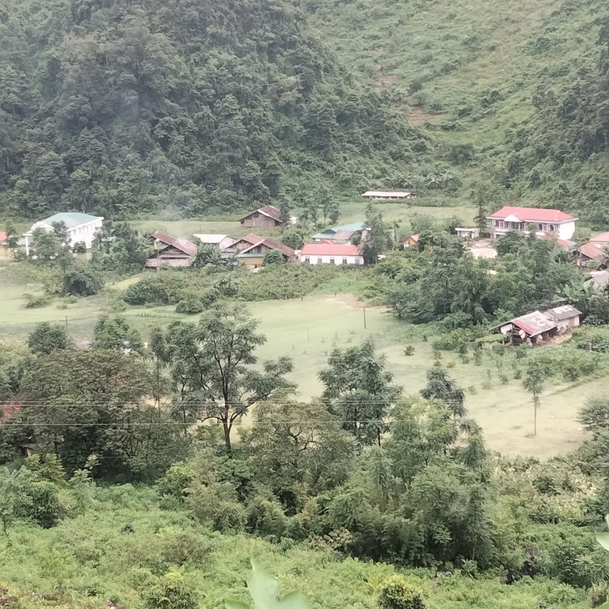 hang tram ho dan o xa dac biet kho khan tai cao bang bi co lap do nuoc lu hinh anh 1