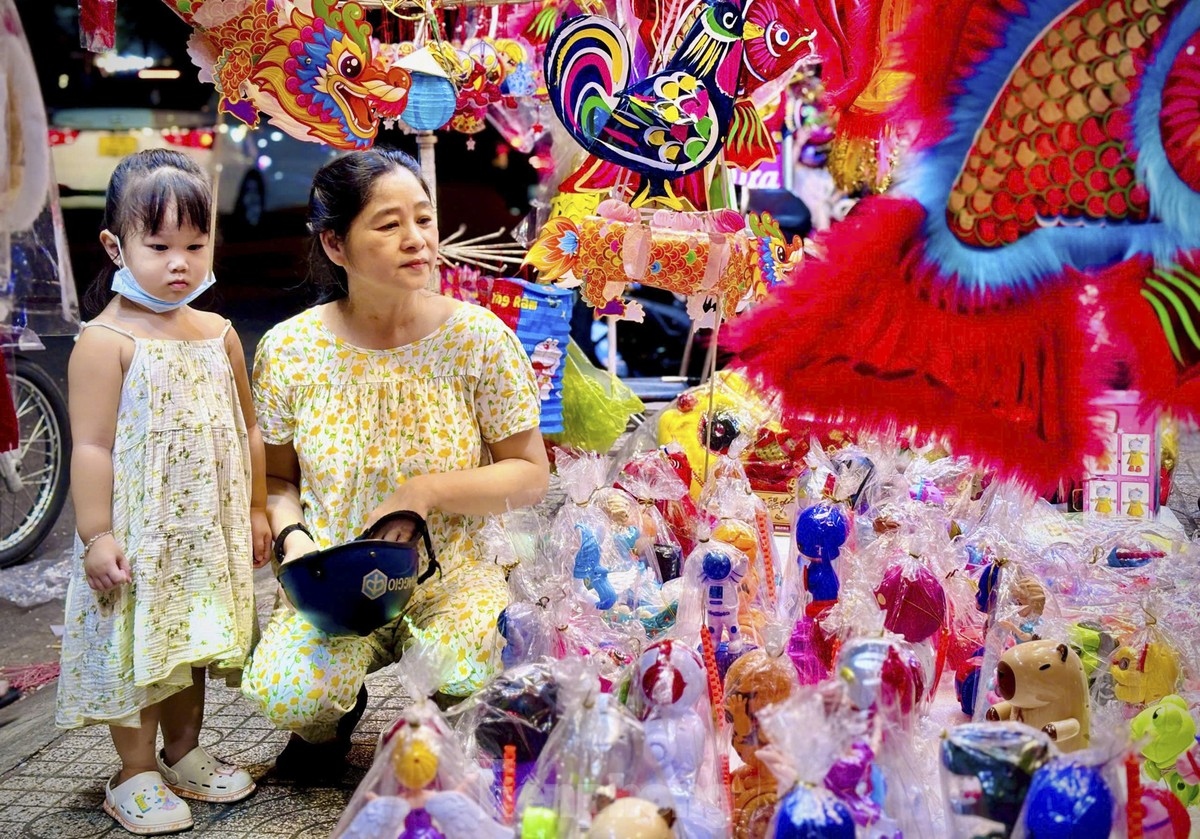 city lantern street warms up for mid-autumn festival 2024 picture 5