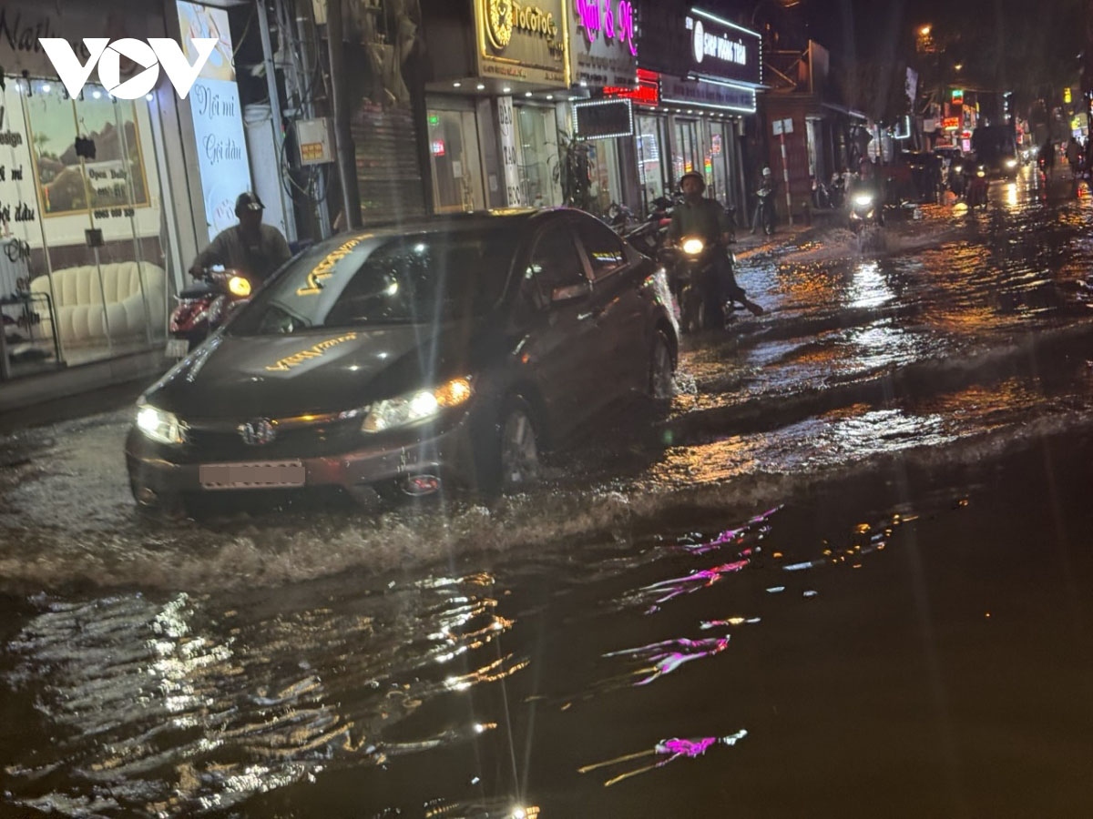 mua lon vao gio tan tam, nguoi ha noi bi bom di chuyen tren duong hinh anh 22