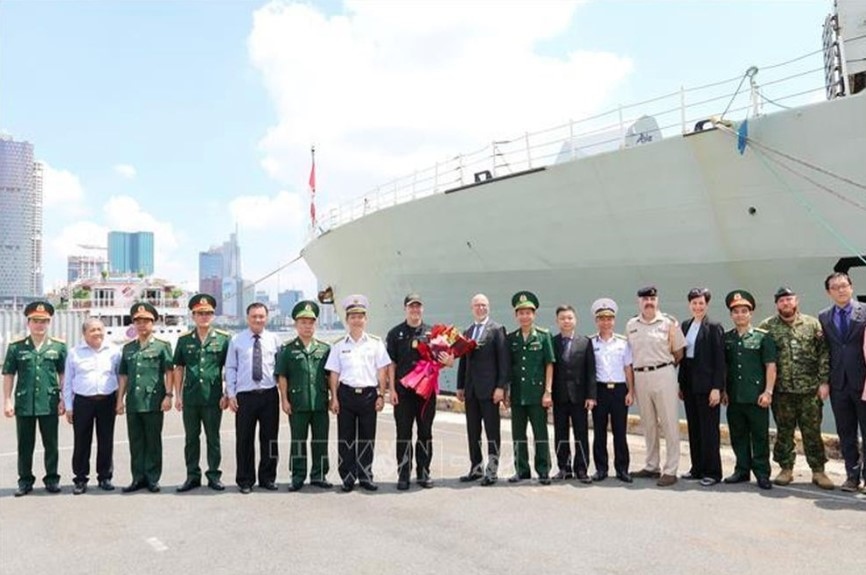 royal canadian navy s ship visits vietnam picture 1