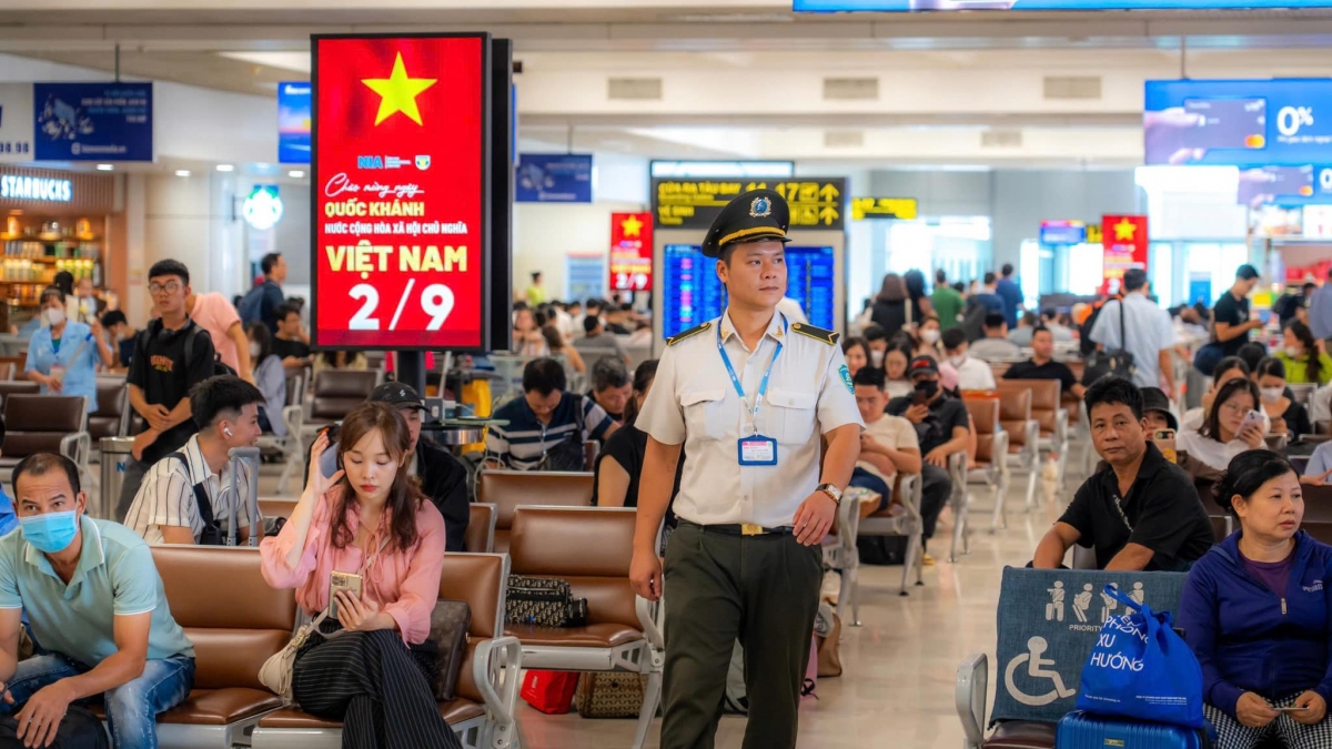 san bay noi bai dong nghet khach, do ruc mau quoc ky dip le 2 9 hinh anh 4