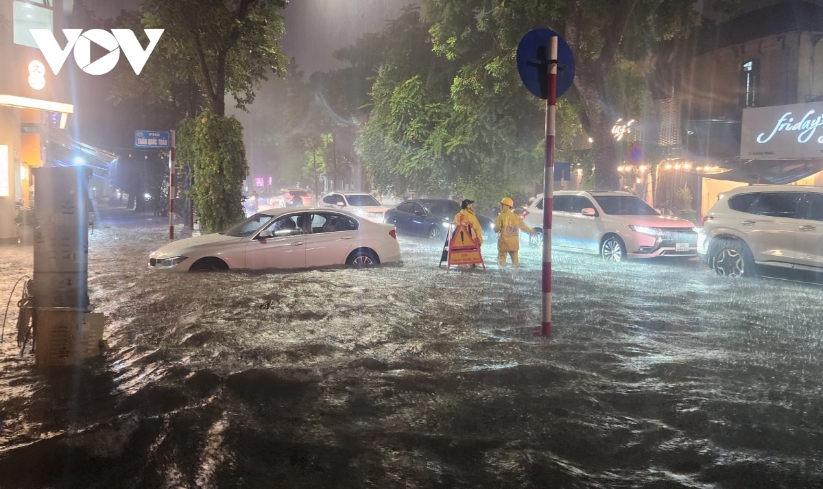 sau con mua gan 200mm, nhieu tuyen pho o ha noi nuoc da rut hinh anh 1