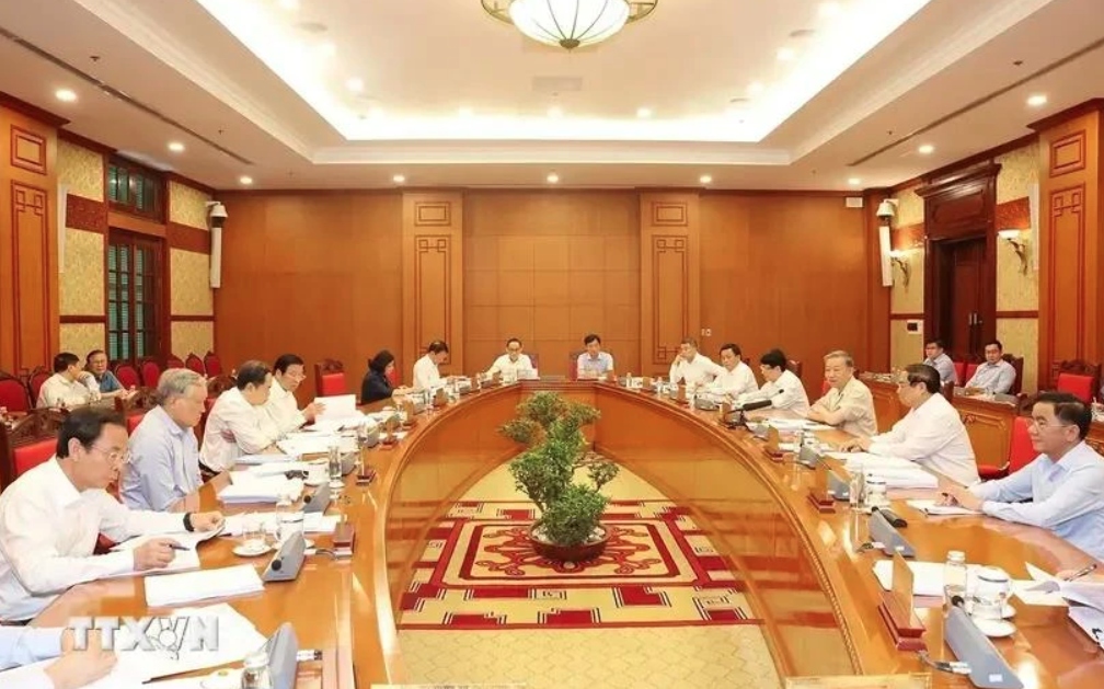 top leader chairs politburo s meeting to discuss important documents picture 1