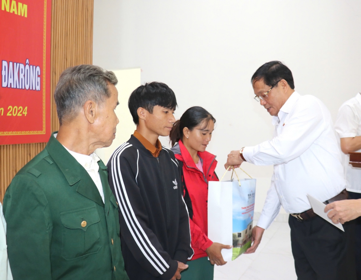 Phó Chủ tịch Quốc hội Trần Quang Phương thăm và tặng quà tại Quảng Trị