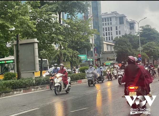 xe may ngang nhien nguoc chieu tren duong ton that thuyet, ha noi hinh anh 1