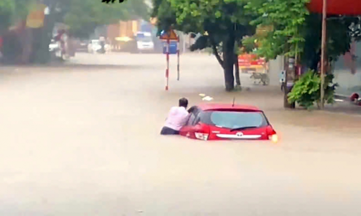 Mưa lớn kéo dài khiến nhiều nơi ở TP Thái Nguyên ngập sâu, giao thông ách tắc