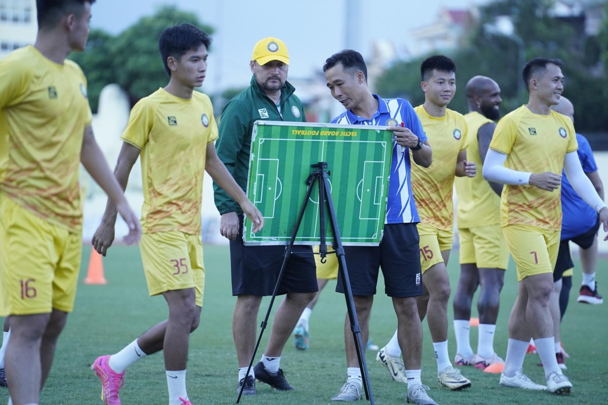 chuyen nhuong v-league them cau thu thu viec, quan so thanh hoa ngang chelsea hinh anh 1