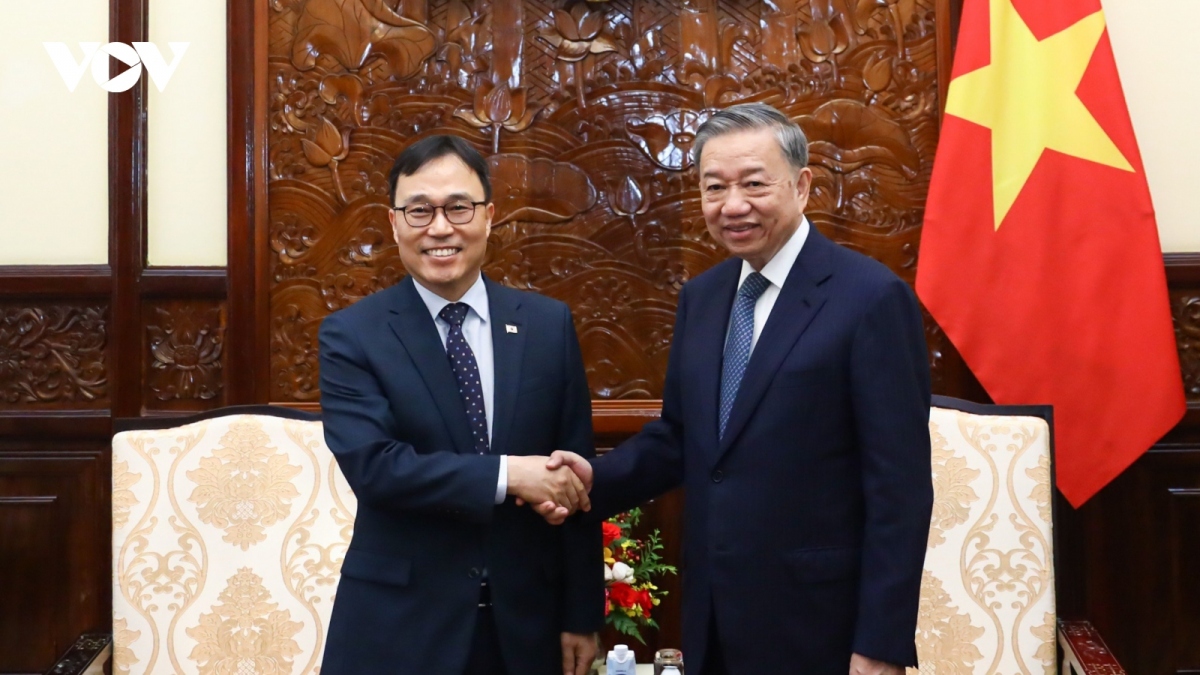 president receives ambassadors of republic of korea, canada picture 1
