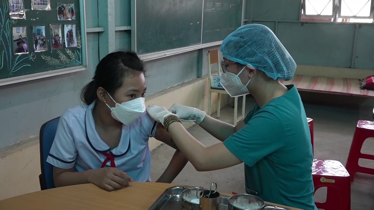 Số ca nghi sởi tăng gấp đôi, TP.HCM khẩn trương tiêm bù, tiêm vét cho trẻ